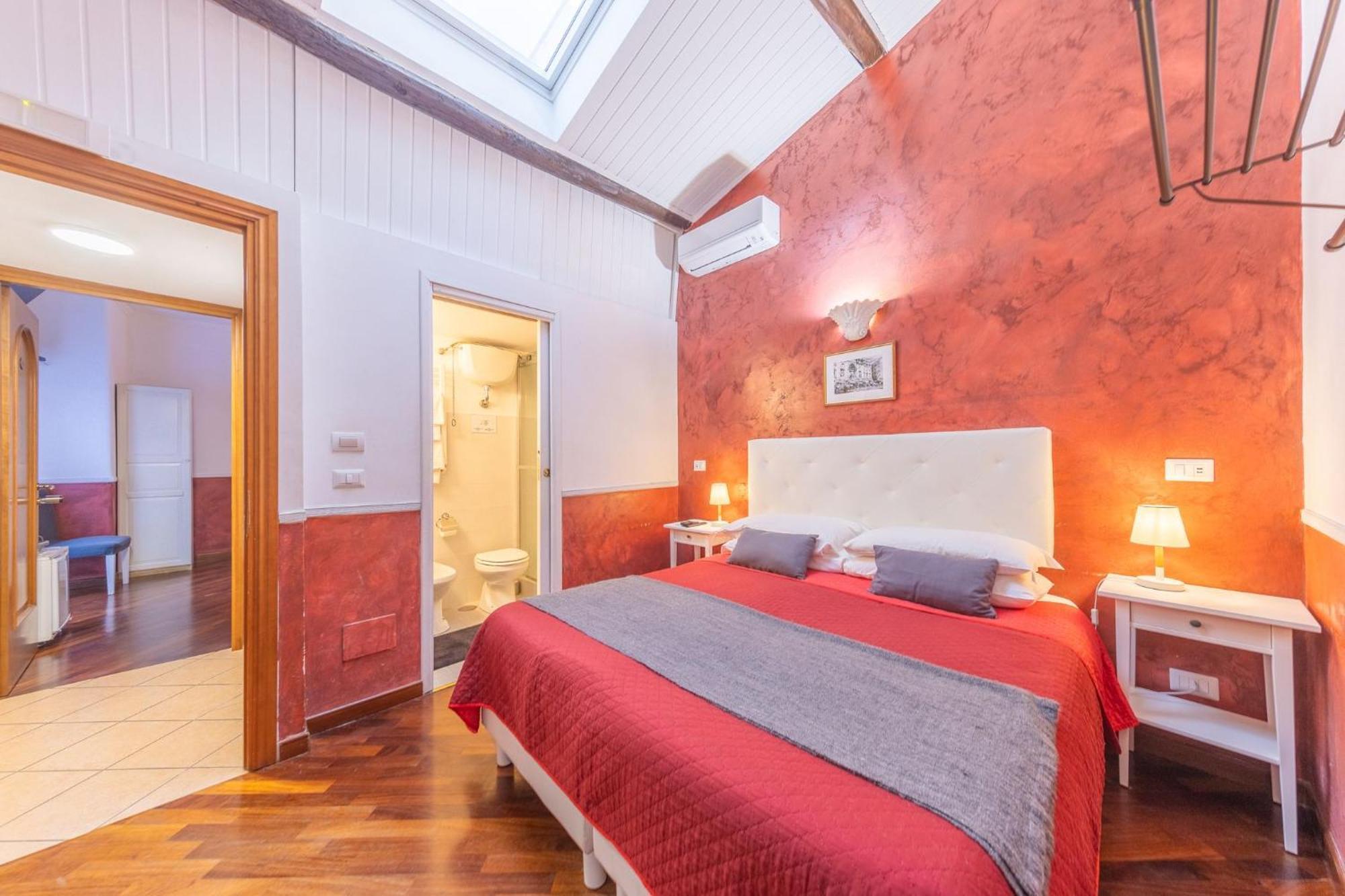 Room In Bb - Skylight Double Room In History House Рим Екстер'єр фото