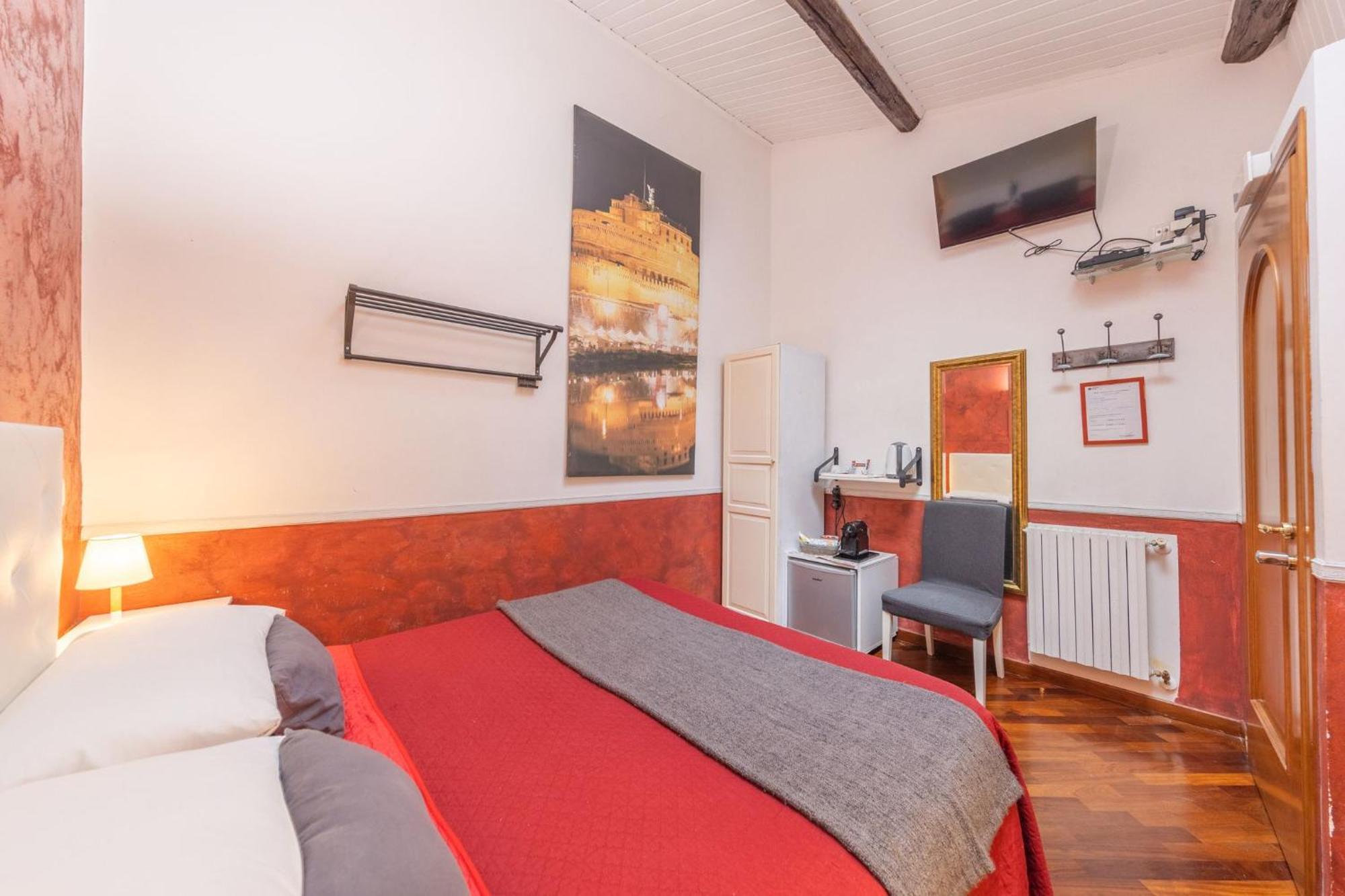 Room In Bb - Skylight Double Room In History House Рим Екстер'єр фото